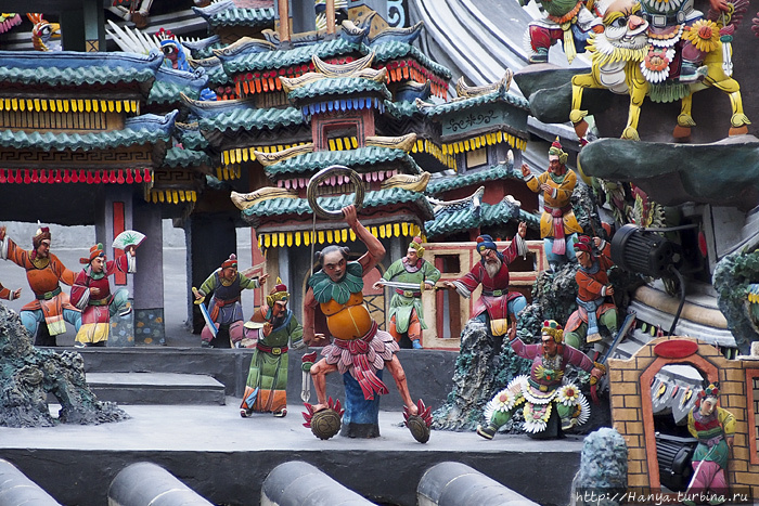 Храм Юэ Хай Цин. Сцены из традиционной китайской оперы. Фото из интернета Сингапур (столица), Сингапур (город-государство)