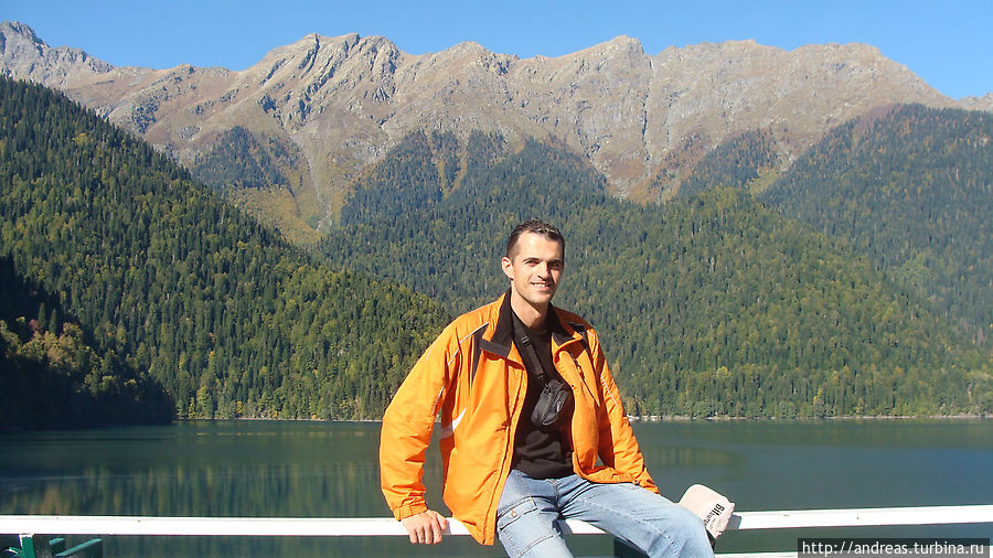 На смотровой площадке на берегу Рицы