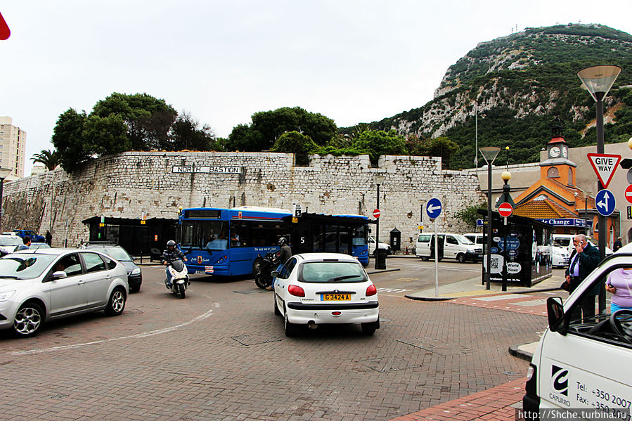 Тут всю площадь занимают платформы городского автотранспорта Гибралтар город, Гибралтар