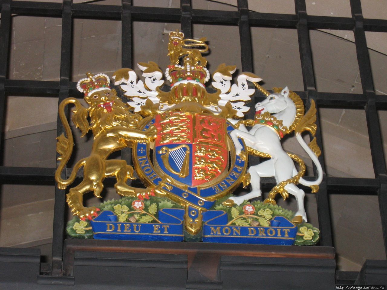 Лондонский Тауэр. Королевский герб Лондон, Великобритания
