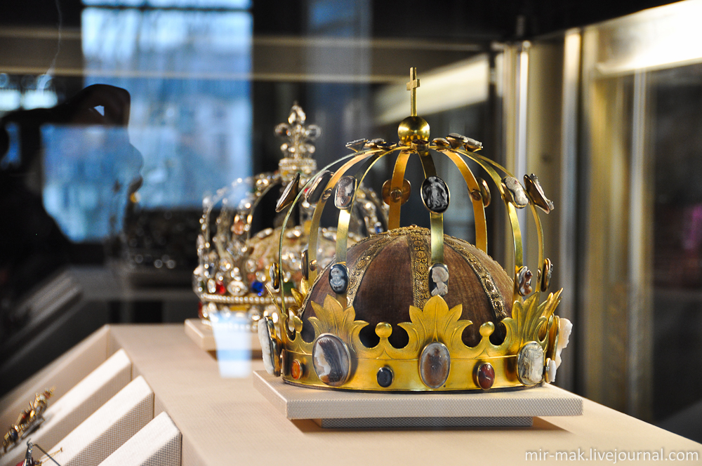 Корона Наполеона Бонапарта. Эта корона, была изготовлена незадолго до коронации императора Наполеона Первого во Франции 2 декабря 1804 года. Прототипом для нее послужила корона Карла Великого – древняя коронационная корона Франции. Корона выполнена из золота, в классическом средневековом стиле, украшена бриллиантами и драгоценными камнями.