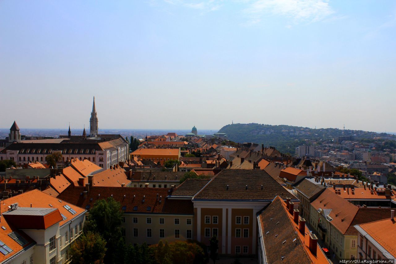 Вид на красные крыши старого Будапешта, гору Геллерт, шпиль церкви Матьяша и Будайский замок. Будапешт, Венгрия