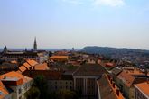 Вид на красные крыши старого Будапешта, гору Геллерт, шпиль церкви Матьяша и Будайский замок.
