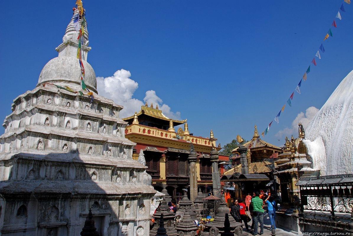 Dongak Choling Gompa (слева), Hariti Templ. Из интернета Катманду, Непал