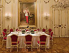 В покое, называемом комнатой Марии Антуанетты можно увидеть стол, убранный в характерном стиле венского двора. При Франце Иосифе это была столовая, в которой проходили трапезы монархов , в строгом соответствии с придворным этикетом.
