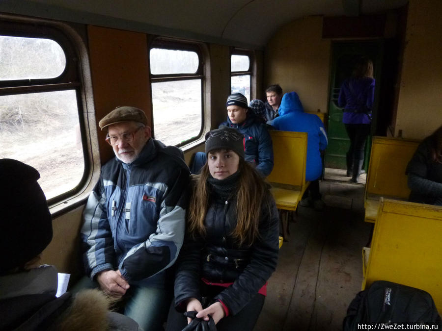 В пассажирских вагонах доставляют рабочих из поселка до торфоразработок и обратно Тёсово-Нетыльский, Россия