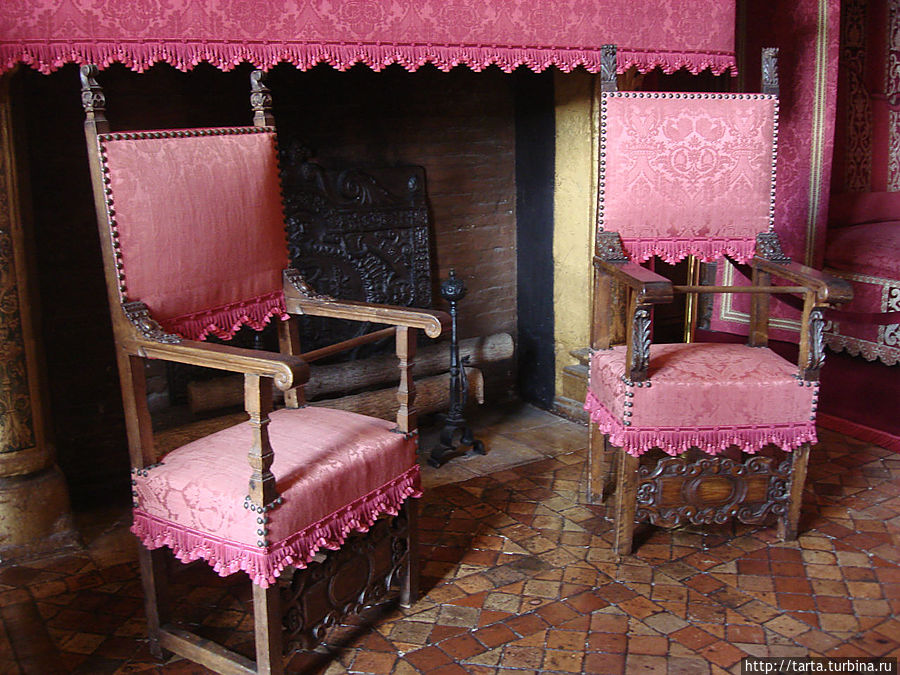 Камин и кресла эпохи Возрождения в спальне герцога Вандомского, которому некоторое время посчастливилось  быть владельцем замка. Франция