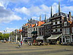 На Рыночной площади. На заднем плане шпили церкви Марии Йессе (Maria van Jessekerk)