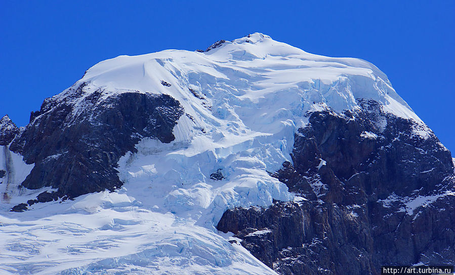 огромные белые крылья раскинула снежная птица на одной из окружающих этот ледник вершинах
