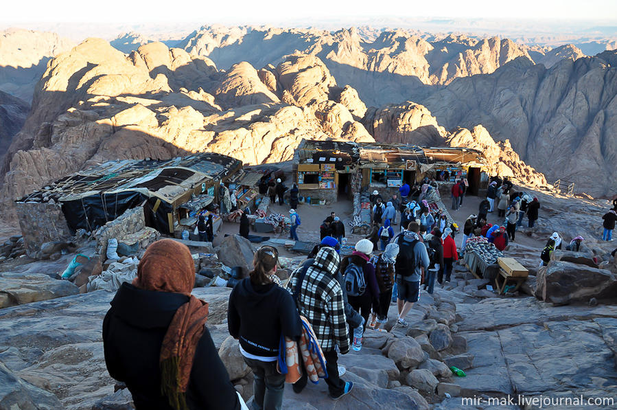 Местные бедуины на пути оборудовали небольшие рынки, где продают сувениры и чай. гора Синай (2285м), Египет