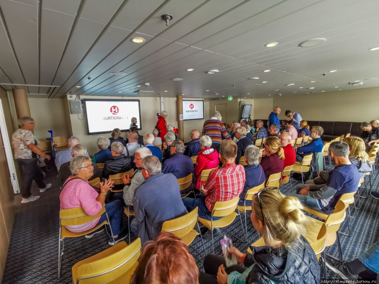 На пароме Hurtigruten по Баренцову морю вокруг Финнмарка Вадсё, Норвегия