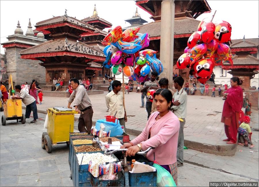 Одно из популярных мест на площади Дурбар —  у королевской колонны Катманду, Непал