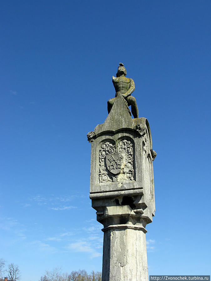 Скульптура зодчего-спорщика на Каменном мосту Регенсбург, Германия