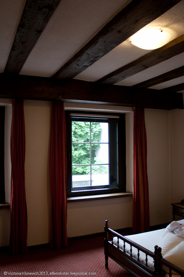Деревянные балки на потолке — гордость хозяина. Это старые балки, сохраненные с самой постройки дома. Фельдкирх, Австрия