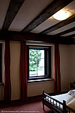 Деревянные балки на потолке — гордость хозяина. Это старые балки, сохраненные с самой постройки дома.