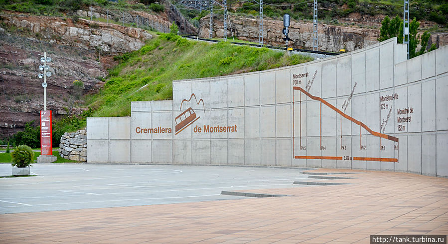 Прочитав в Сети, что парковка наверху возле монастыря, зачастую бывает, забита под завязку мы припарковались на бесплатной многоуровневой парковке, на средней станции (Монистроль-Вилья) зубчатой железной дороге  Сremallera de Montserrat.