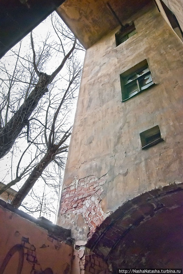 Дом с аркой-провалом  (В.О 13-я линия, 26) Санкт-Петербург, Россия