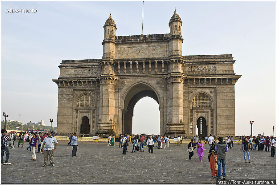 Вот они Ворота во всей красе. Чтобы сфотографировать их без людей, надо, наверно, приходить сюда утром — к самому открытию. Да и с людьми лично мне всегда больше нравится фотографировать архитектуру, она сразу оживает...
* Мумбаи, Индия