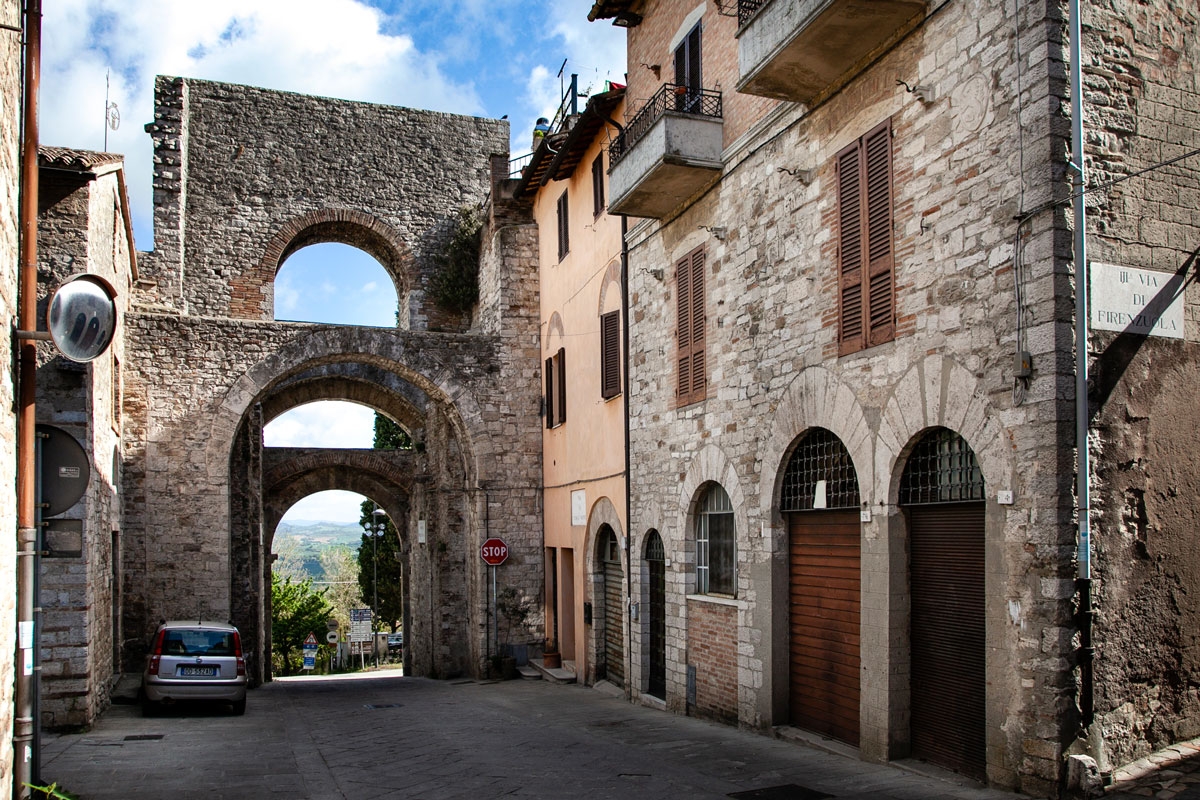 Архитектура средневекового центра города Todi (Umbria) Тоди, Италия