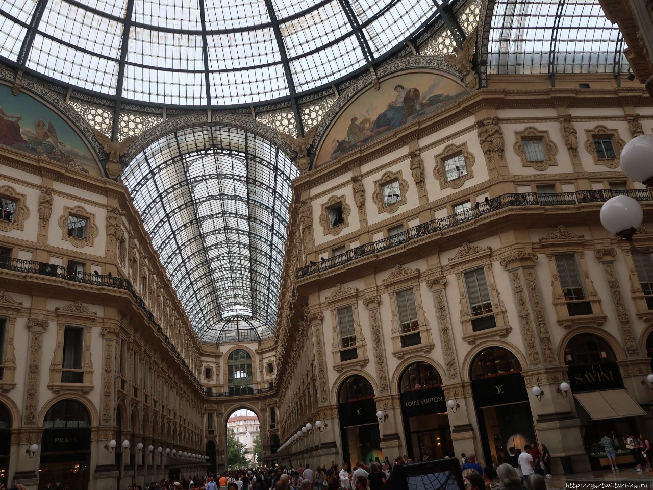 Галерея — один из первых в Европе пассажей. Галерея соединяет четыре галереи в форме креста с огромным куполом посредине. Милан, Италия