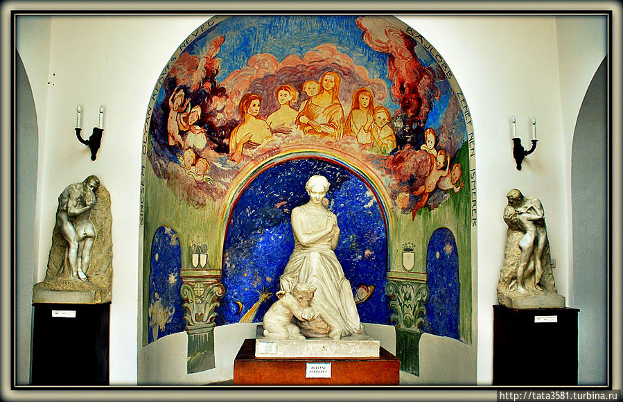 Часовня, центром которой является скульптурная композиция: Илона в образе Мадонны, а у ее ног  ангел, в котором Бори запечатлел самого себя. Секешфехервар, Венгрия