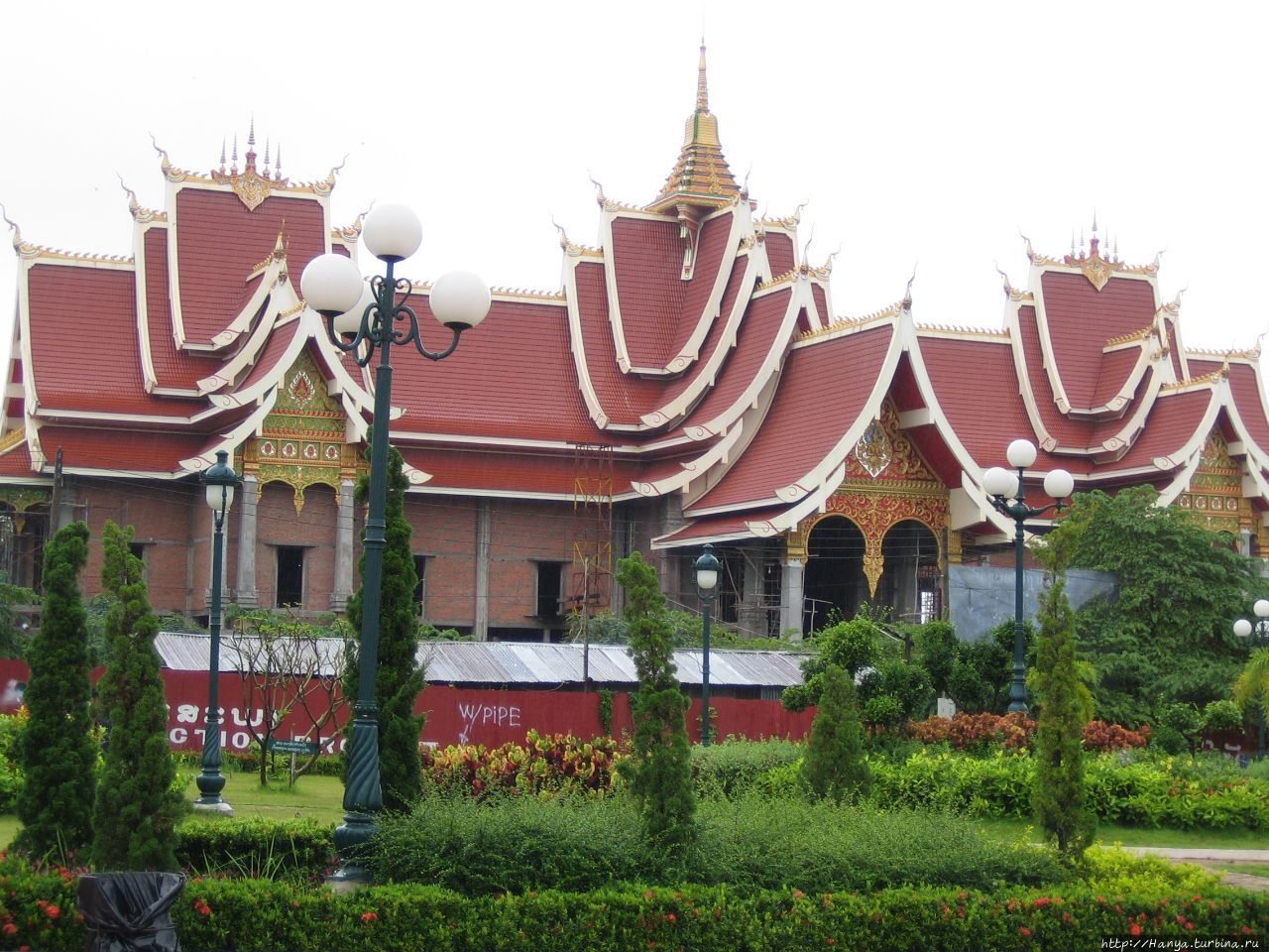 Буддийский конференц-зал Дхаммасабха  в комплексе Ват Тхат Луанга Вьентьян, Лаос