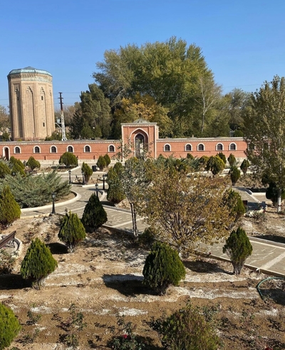 Вид на мавзолей с сада Дворца нахичеванских ханов