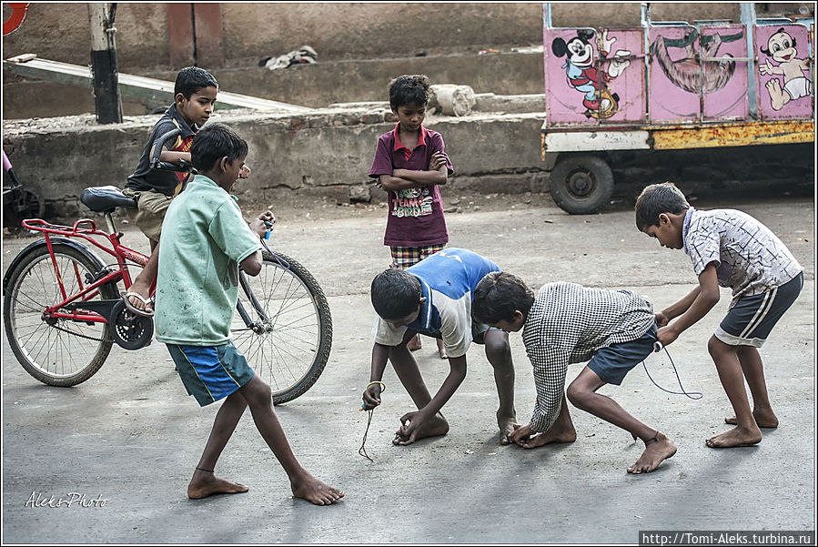 Но играли они шумно и прямо на проезжей части в тупике...
* Мумбаи, Индия