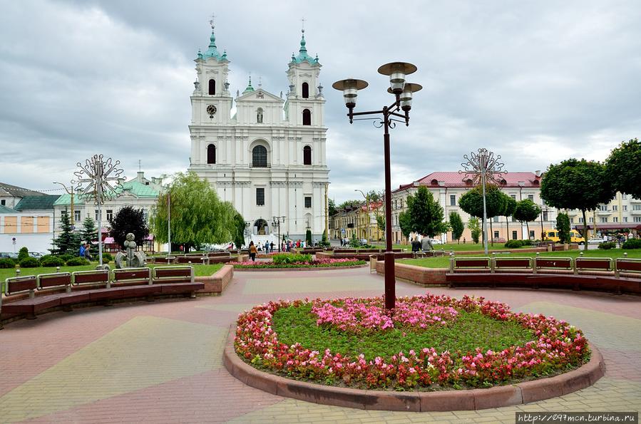 Сквер напротив костела. Кругом цветы и плиточка — прямо Европа Гродно, Беларусь