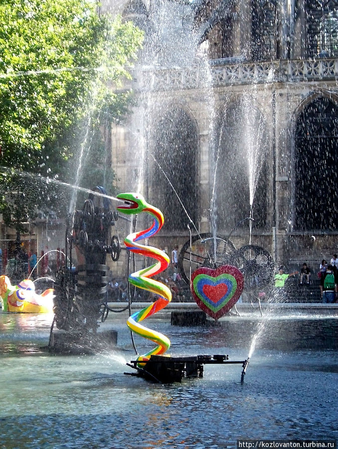 Многие скульптуры фонтана вращаются вокруг своей оси. Париж, Франция