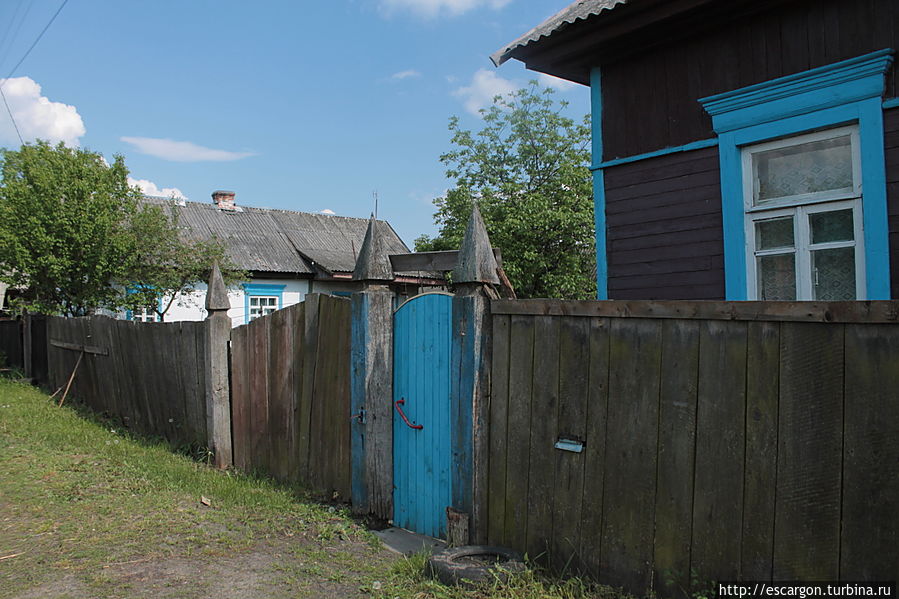 ...забавные столбы  на входе в калитку — такие я видела только на Полесье..