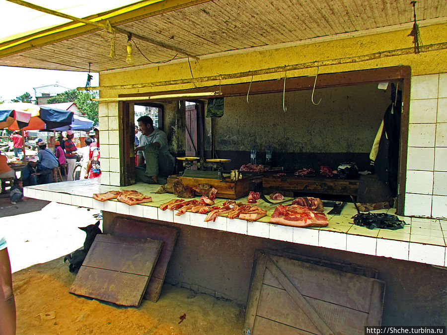 Мадагаскар. Обычный рынок небольшого города Амбатулампи Амбатулампи, Мадагаскар