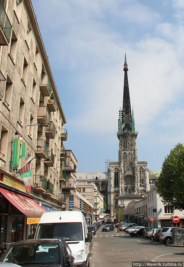 На дальнем плане шпиль Руанского собора высотой 151 метр Руан, Франция