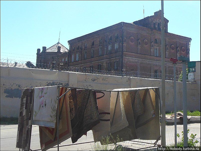 Городская тюрьма. Раньше она располагалась в центре города, потом перенесли... и, видимо будут переносить опять — на данный момент тюрьма снова располагается не так уж далеко от центра))