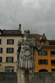 Скульптура основателя Ньона — Жюля Сезара (то есть Юлия Цезаря)