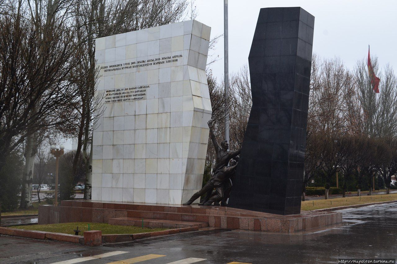 Монумент в память погибшим за свободу Бишкек, Киргизия