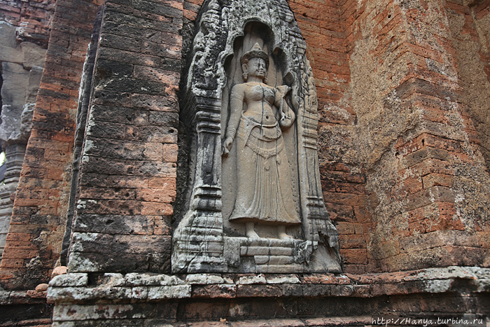 Храм Лолей. Фигура стражника. Женская фигура дает понять, что эта башня посвящена женской части предков Индравармана. Фото из интернета Ангкор (столица государства кхмеров), Камбоджа