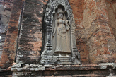 Храм Лолей. Фигура стражника. Женская фигура дает понять, что эта башня посвящена женской части предков Индравармана. Фото из интернета