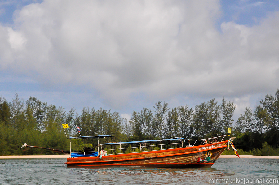 А это «LONG TAIL BOAT» — лодка с длинным хвостом, подойдет любителям более спокойных перемещений. Краби, Таиланд