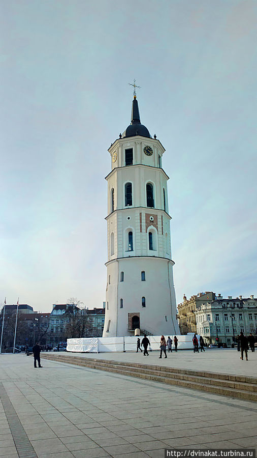 Колокольня на кафедральной площади Вильнюс, Литва