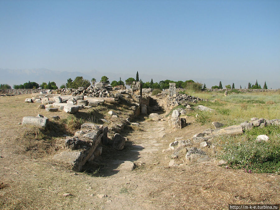 Древний город Гиераполис на вершине хлопковой крепости Памуккале (Иерополь античный город), Турция