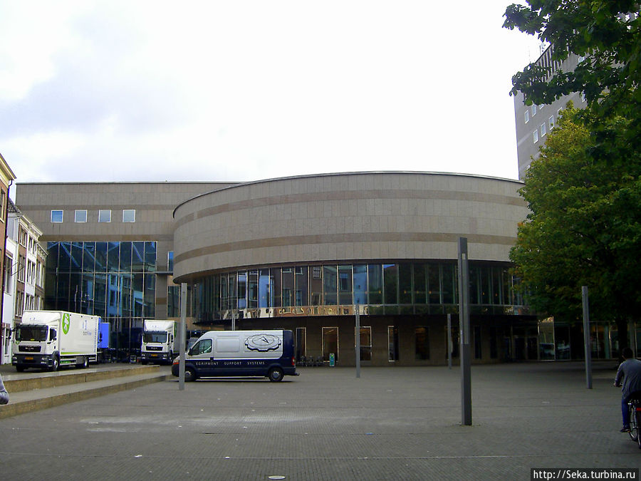 Это современное здание также является сегодня частью комплекса Бинненхоф Гаага, Нидерланды