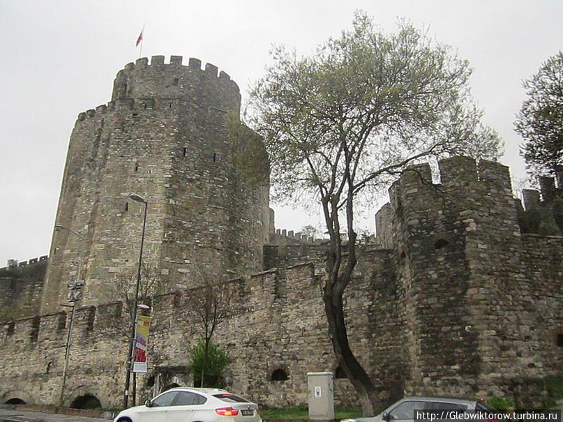 Прогулка по крепости Румели Хисары в дождливую погоду Стамбул, Турция