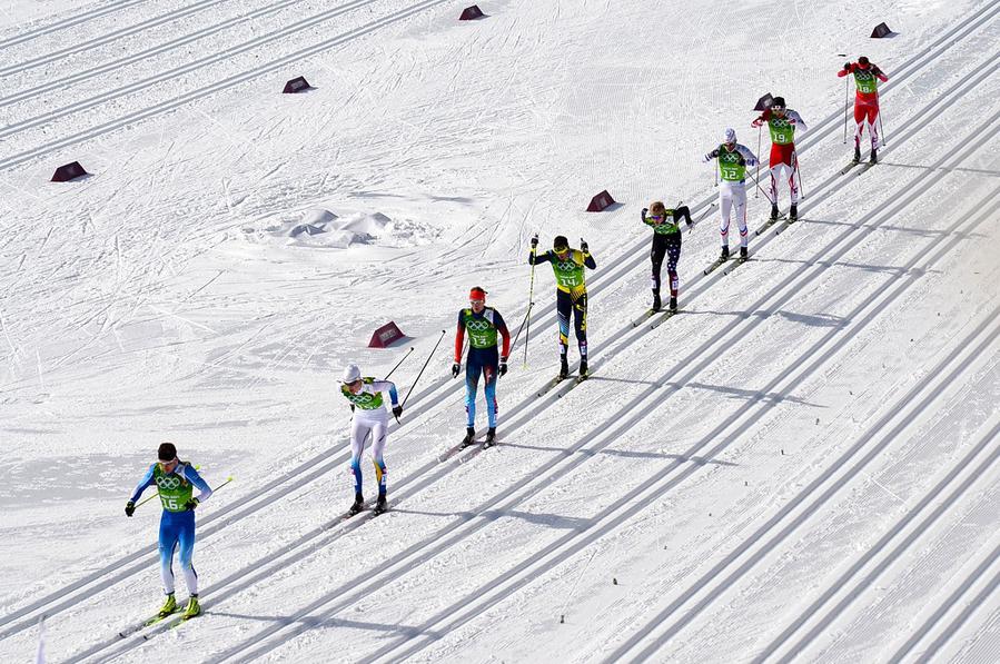 Лыжники на дистанции командного спринта Красная Поляна, Россия