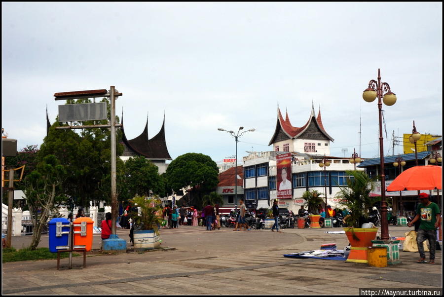Главная  площадь   города. Букиттинги, Индонезия