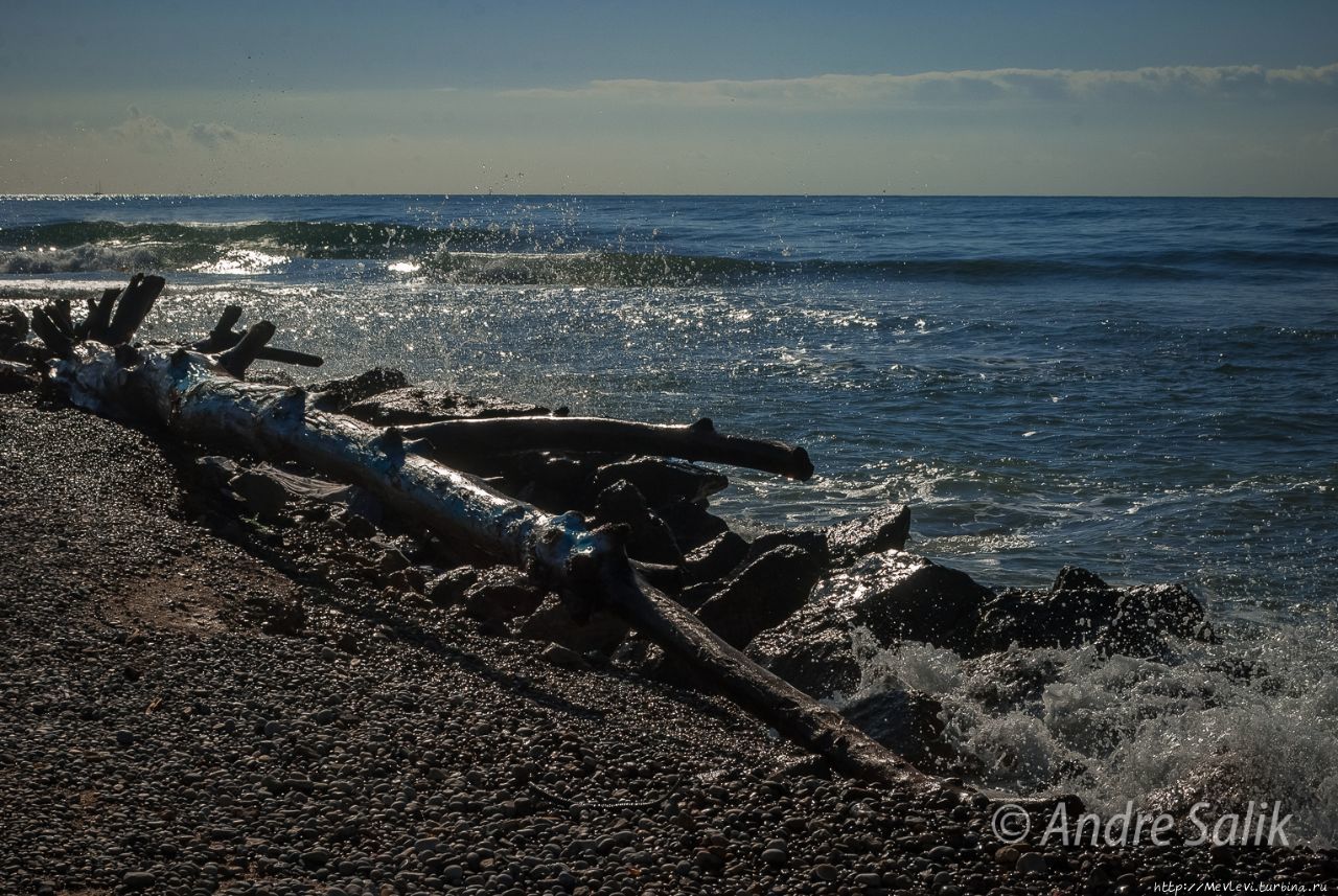 Прибой на Средиземном Ситжес, Испания