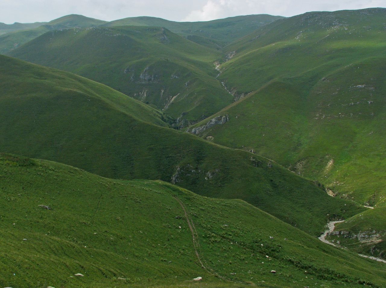 Горагорск. Казеной-ам озеро дорога. Дорога в Казеной ам. Село Хой от Казеной ам. Горагорск Чечня бочки.