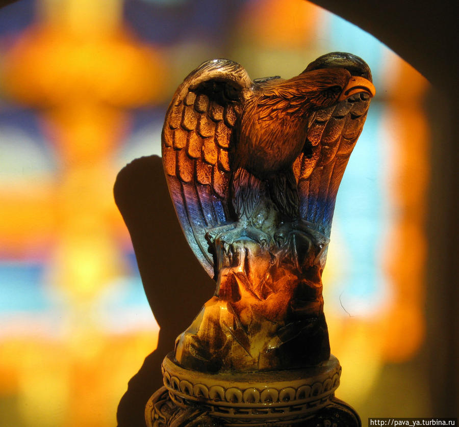Орел в таком освещение прекрасен. Это свет от разноцветного окна санатория Кисловодск, Россия