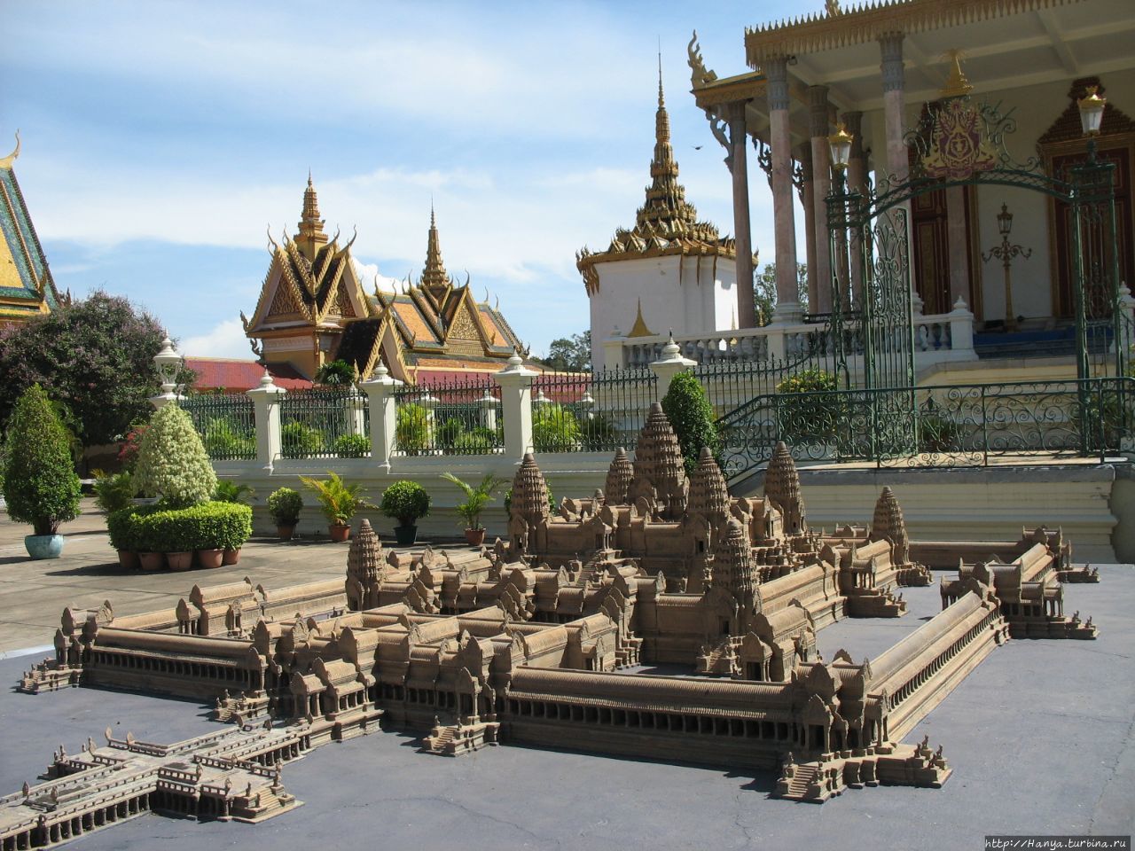 Макет Ангкор Вата в комплексе Серебряная Пагода