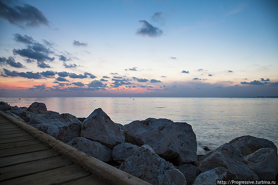 Многие туристы приезжают в Турцию, читая статьи и репортажи в сети, под влиянием популярных телепередач или следуя советам друзей, попадая в итоге на популярные курорты юга Турции, и, разумеется, в лапы к туроператорам. Не скрою, многие предложения лидеров туриндустрии неплохие и действительно заслуживают внимания. Однако почему бы не спланировать и организовать свой отдых самостоятельно? Неужели самим купить авиабилеты, забронировать понравившейся отель, арендовать машину, подойти к планированию путешествия творчески... сложно? Или страшно?